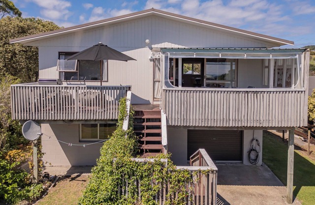 Sunsets and Surf - Whangapoua Holiday Home