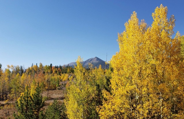 Sunshine and views of Breckenridge and Keystone in a large (1100 sq ft) space!
