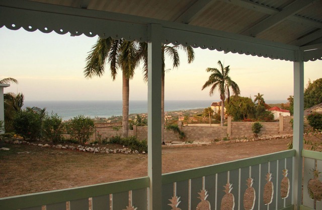 Sunshine Lodge- Your Home Away From Home