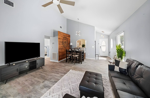 Sunshine Lovely 3 BR Pool Home Sleeps 6