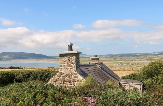 SUNSTONE (GARREG HAUL), pet friendly, with a garden in Abersoch