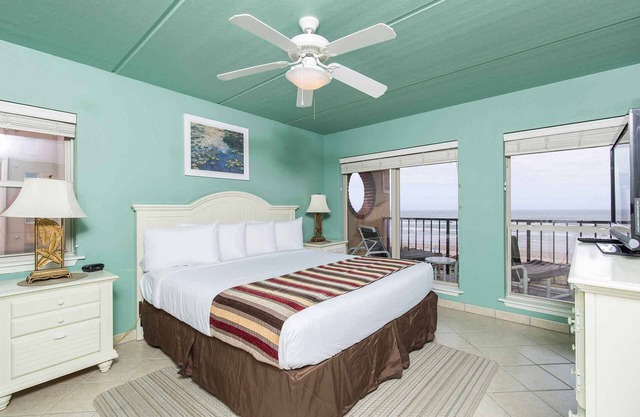 Suntide II 401 - Beachfront Direct Ocean Views, Private Balcony, Heated Pool, Hot Tub, Beach Access, Walking distance to Dining and Shopping