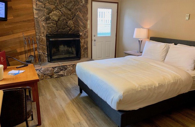 Sunwapta Falls Rocky Mountain Lodge - Twin Lodge Room