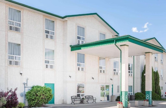 Super 8 by Wyndham Dauphin