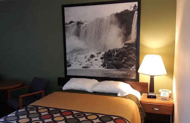 Super 8 by Wyndham Niagara Falls North