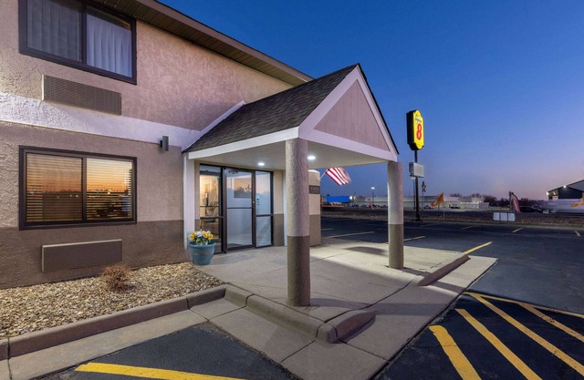 Super 8 by Wyndham Pratt