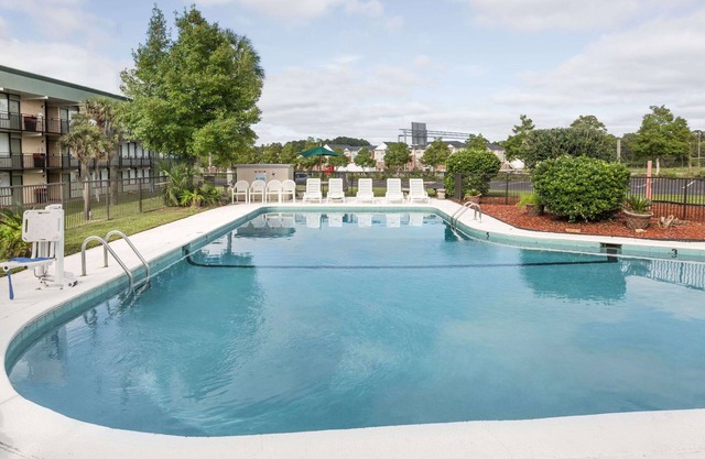 Super 8 by Wyndham Valdosta Mall