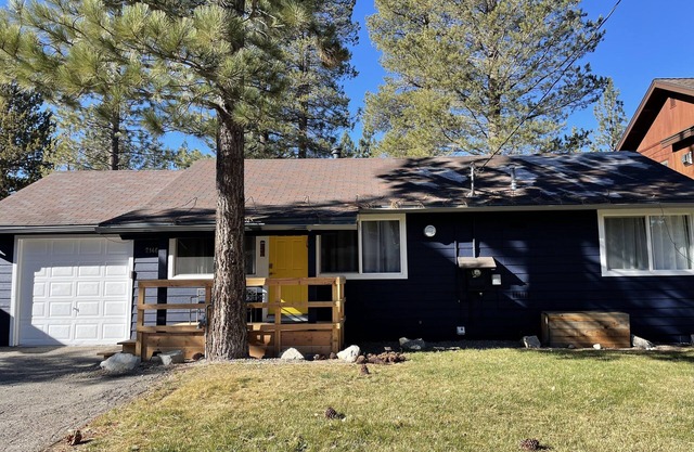 Super adorable fully updated house -views of the mountains from backyard.