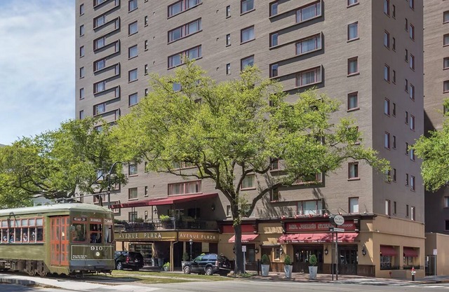 Super Bowl Stay! 1 BR Sleeps 4 with Kitchen in New Orleans on Streetcar route!
