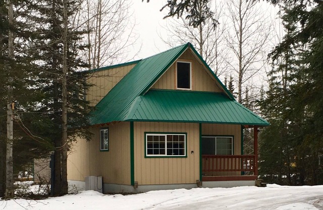 Super comfortable Alaska Cottage or Kitchenette.