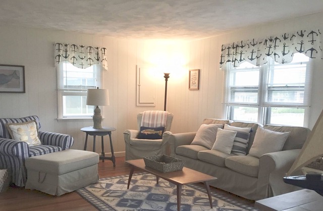 Super cute 3BR cottage with water view!