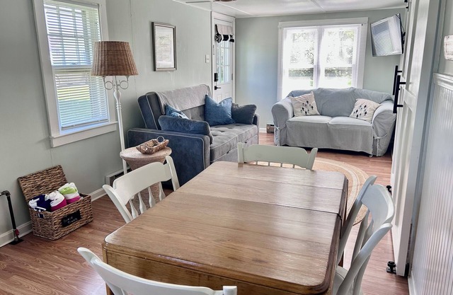 Super Cute Classic Two Bedroom Lake Erie Cottage, walk to Strip and Beach