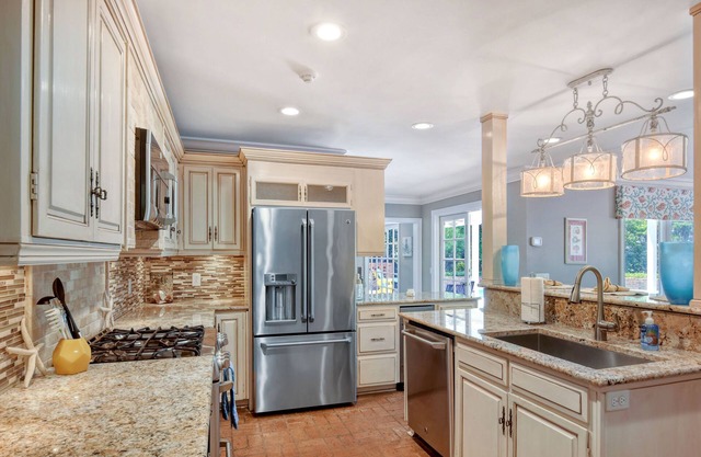 Super nice 4 bed/4 bath home, south end with private pool - near Village