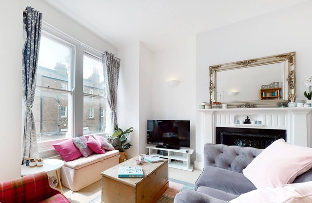 Superb 2 bed flat next to Clapham South station