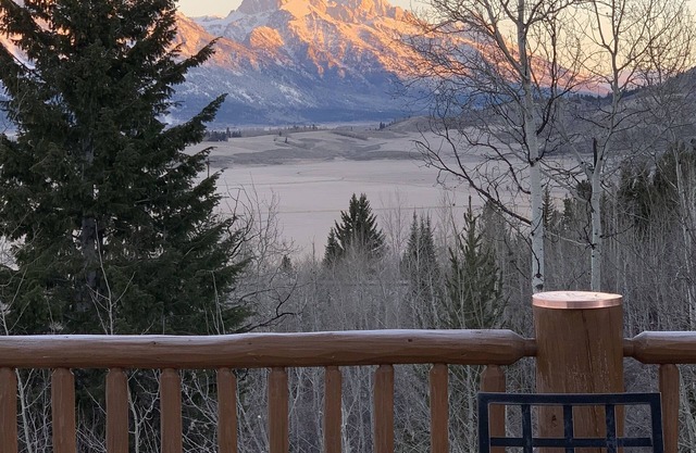 Superb 5 BDRM. Luxury Home, New Hot Tub, Awesome Views 4 Acres, Gourmet Kitchen