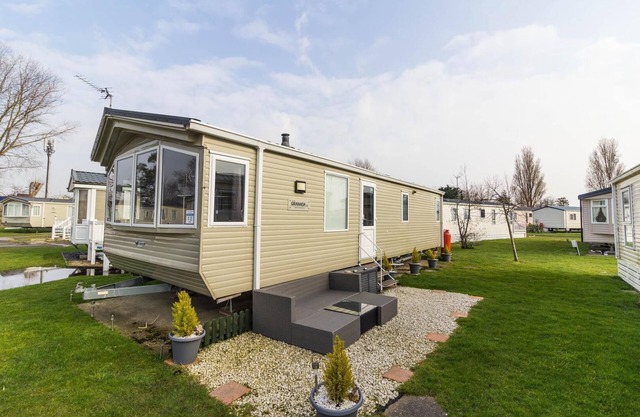 Superb 6 berth caravan with free WiFi at Naze Marine Holiday Park ref 17012CC