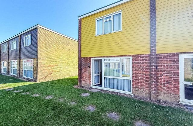 Superb chalet close to Hemsby beach with a modern interior, sleeps 5 ref 18151B