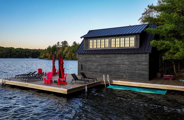 Superb Family Cottage on Lake Joe! Stunning Forever Sunsets! Tennis Court! Gym!