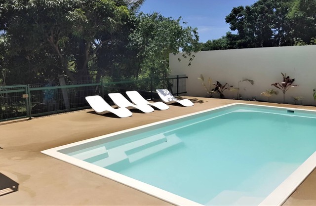 Superb family or friends house with swimming pool, beach and nearby shops.