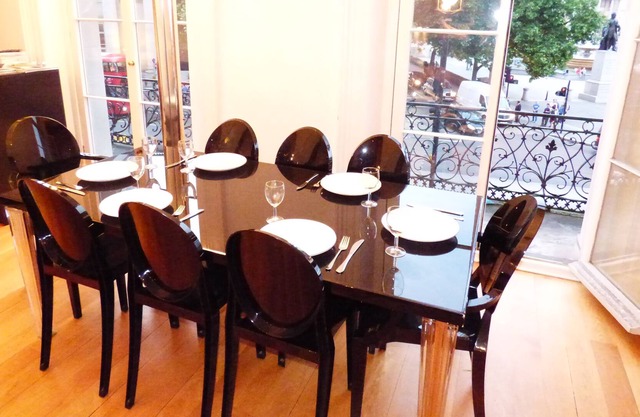 Superb flat on Trafalgar Square, views from all windows and balcony