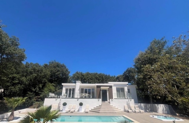 Superb, four-bedroom villa with pool and jacuzzi
