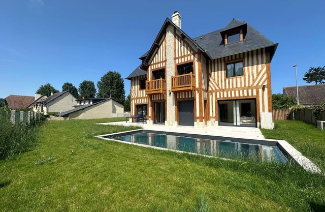 SUPERB NEW HOUSE IN DEAUVILLE/TOURGEVILLE 8 MN WALK FROM THE SEA