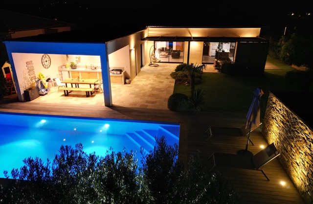 Superb new villa-Private heated pool -near river and beach-8 persons