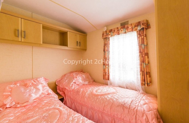 Superb pet friendly caravan for hire at Breydon Water in Norfolk ref 10089B