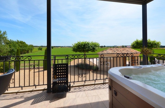 Superb provencal villa with heated pool in Moulès, in Camargue - 12 persons