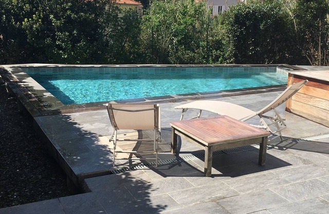 SUPERB QUIET VILLA with private heated pool 2 km from the sea !