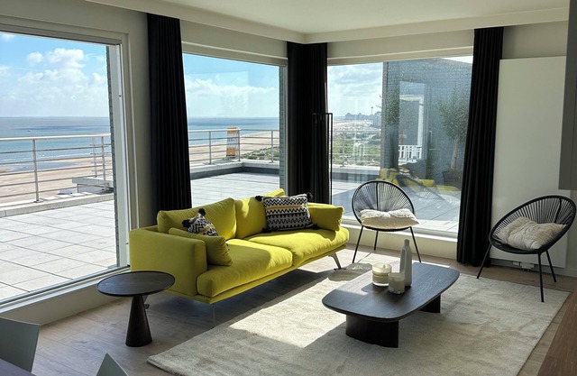Superb seafront penthouse 90 M2 and 90 M2 terrace 2 garages <2 bedrooms 2 bathrooms