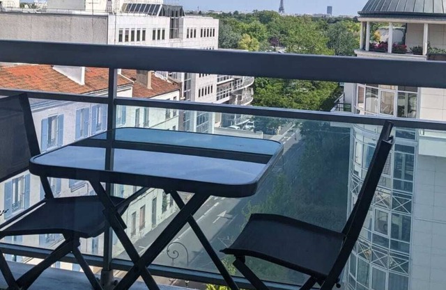 Superb STUDIO (28m2) with terrace / EIFFEL TOWER / PUTEAUX view