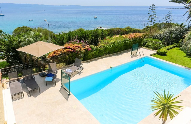 Superb Villa for up to10, location, air conditioning , pool, beach at 60 ft.