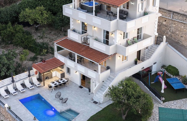 Superb Villa w/Private Pool, Jacuzzi, Gym & Sauna - 10m drive from Beach