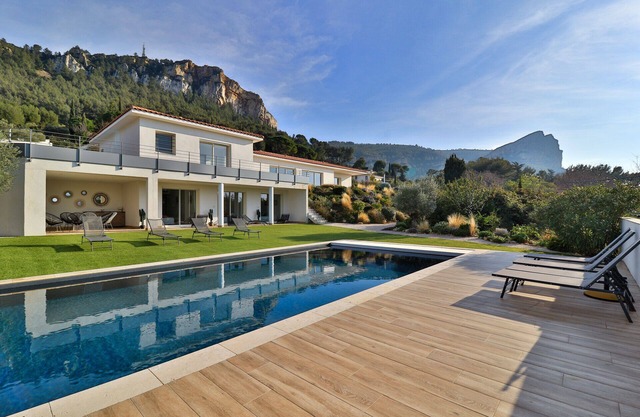 Superb villa with pool and sea view in Cassis for 12 people