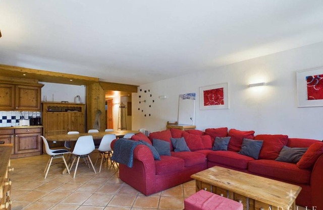 Superbe 4 pièces à Montvalezan avec terrasse SE, proche pistes et commerces, parking inclus - FR-1-398-534