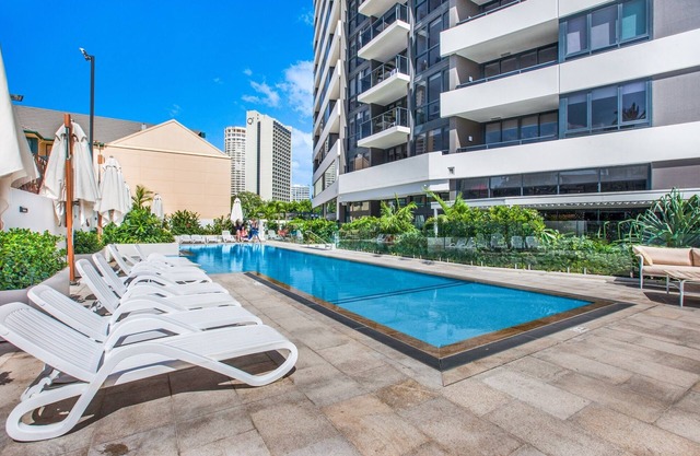 Surfers Paradise 2-Bed Near Beach with Pool & Gym