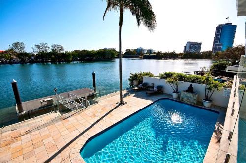 Surfers Paradise Escape Heated Pool STAY 5 PAY 4