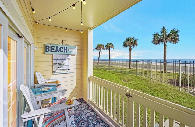 "Surfin Safari" - 2B/2B BEACHFRONT, gated, NEW REMODEL, washer/dryer, FRONT ROW