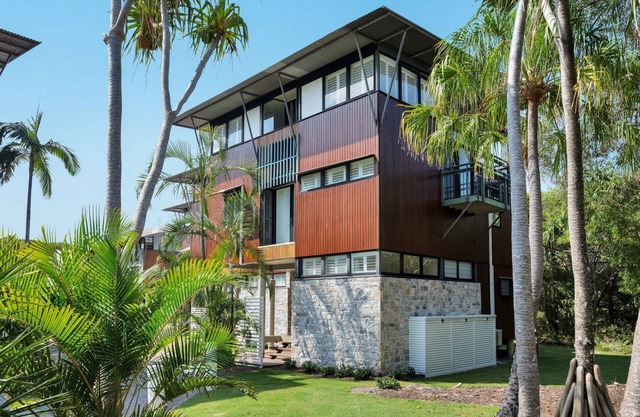 Surfside Beach House 17 - Rainbow Shores. Swimming pool, two minute walk to beach, air conditioning