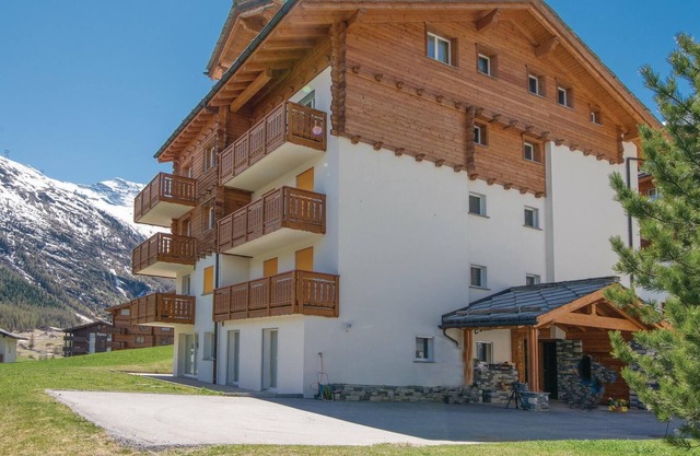 Surrounded by green meadows and with a fantastic view of the surrounding mountains, this vacation ap
