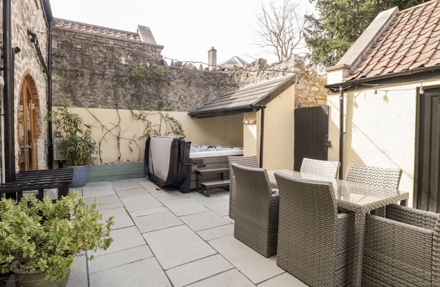 SUTHERLAND BARN, pet friendly, character holiday cottage in Hutton