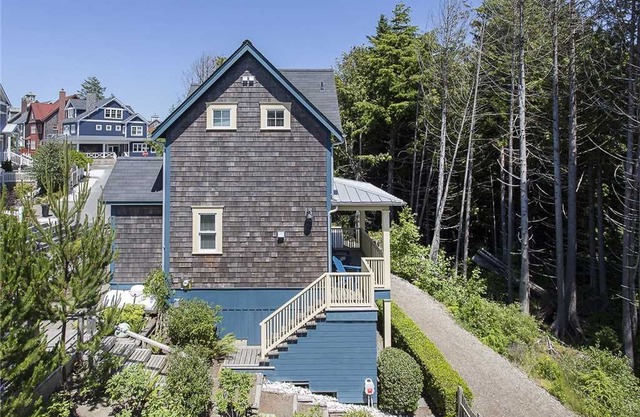 Swallows Nest Cottage: 3 BR / 2.5 BA seabrook in Pacific Beach, Sleeps 6