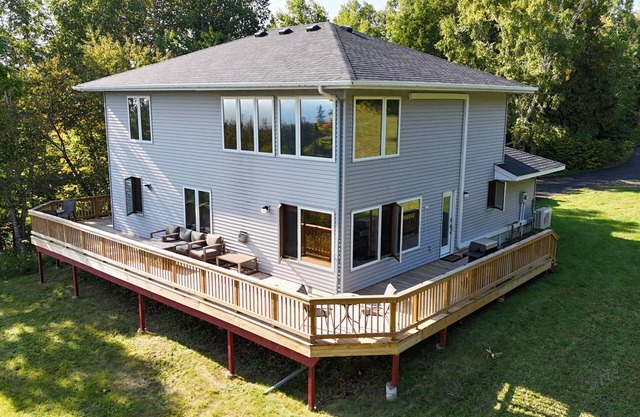 Sweeping lake views-5 min drive to Gooseberry-10 min to Two Harbors-3 bedrooms