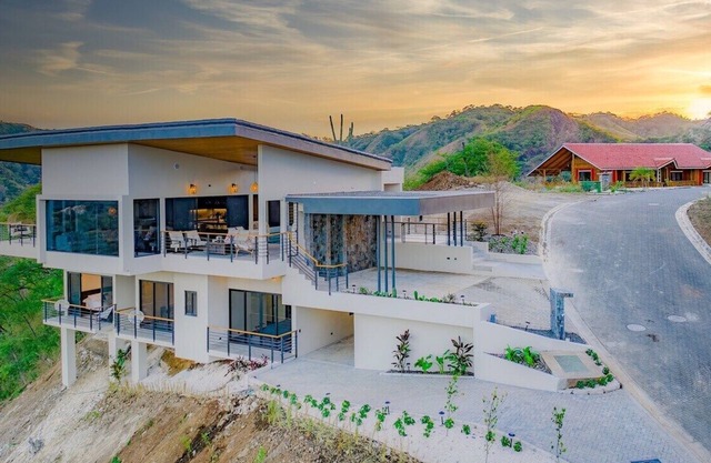 Sweeping Views - Gated Community - Gym/Pickleball/Tennis included!