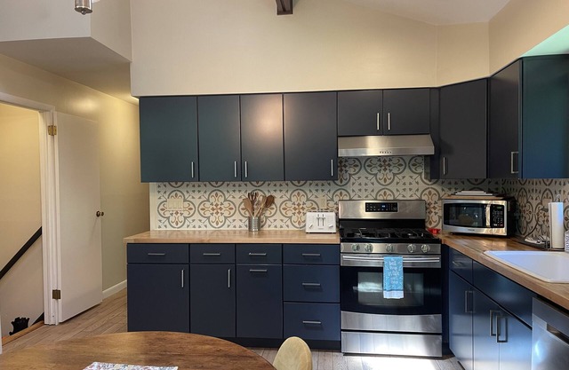 Sweet Chalet located in lake community-family friendly great entertaining space!