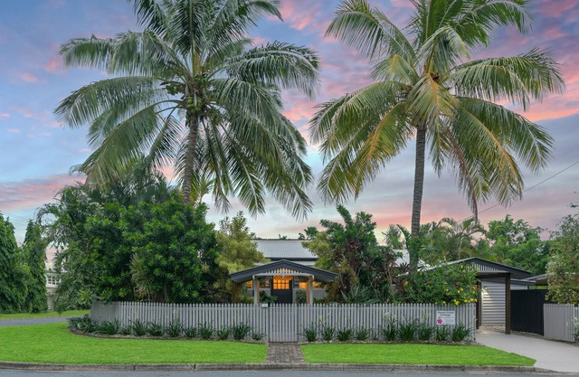 Sweet Creek Cottage, Palm Cove - 200m to Beach, Heated Pool, Bikes, Pets Welcome