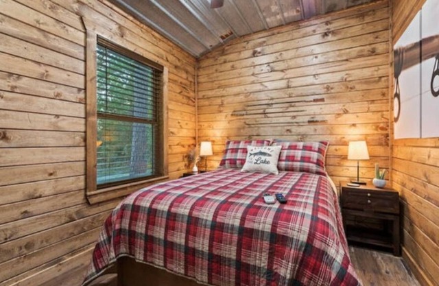 Sweet lil' tiny cabin, kitchenette, fire pit, glamping in style, near lake