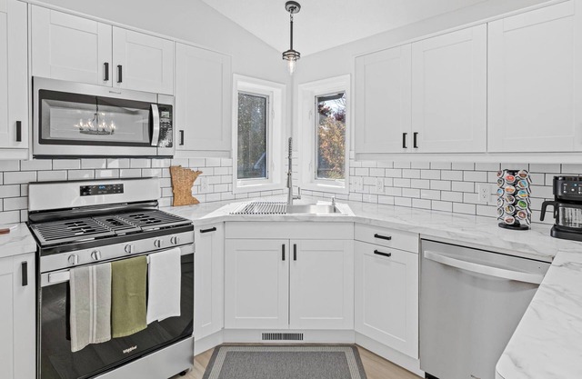 SweetHomeAway - Relaxing - Pool Table - King Bed - Modern home in Blaine