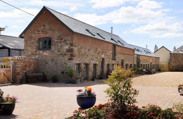 SWIFTS BARN, pet friendly, character holiday cottage in Brixham